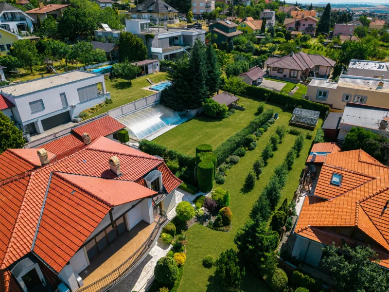 Nadčasová zoborská vila s panoramatickým výhľadom na hrad a vlastným vyhrievaným bazénom