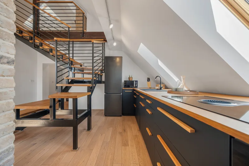 Veľkorysý rekonštruovaný mezanín (117 m²) pri Horskom parku so záhradou a parkovaním