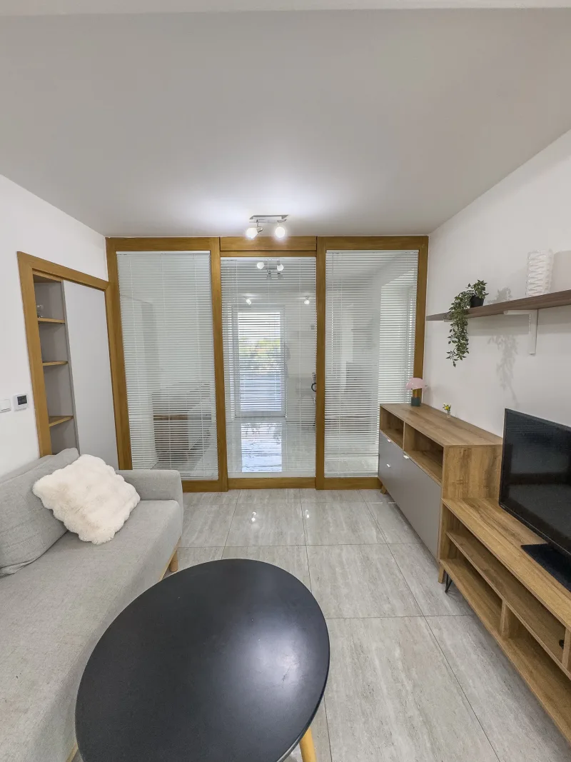 Priestranný 2.5 izbový byt s terasou a parkovacím miestom