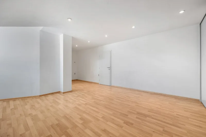 Moderný klimatizovaný kancelársky priestor v  polyfunkčnej budove A13 centrum v Malackách.