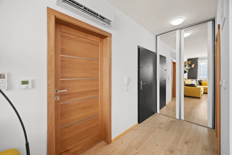 Príjemný a moderný 2-izbový byt s balkónom, klimatizáciou a parkovaním v cene