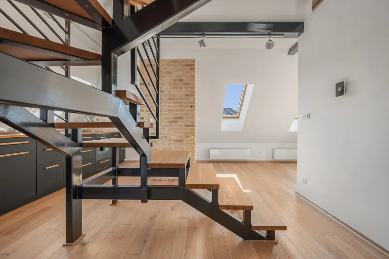 Veľkorysý rekonštruovaný mezanín (117 m²) pri Horskom parku so záhradou a parkovaním