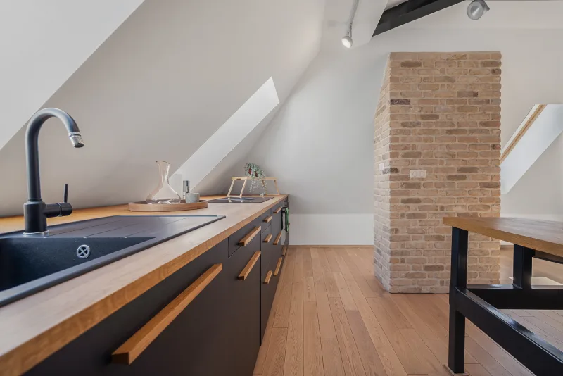 Veľkorysý rekonštruovaný mezanín (117 m²) pri Horskom parku so záhradou a parkovaním