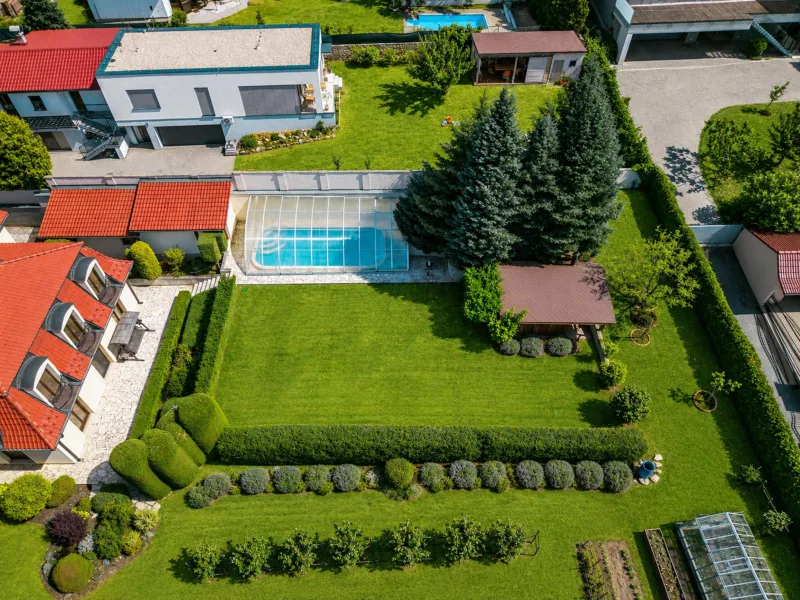 Nadčasová zoborská vila s panoramatickým výhľadom na hrad a vlastným vyhrievaným bazénom