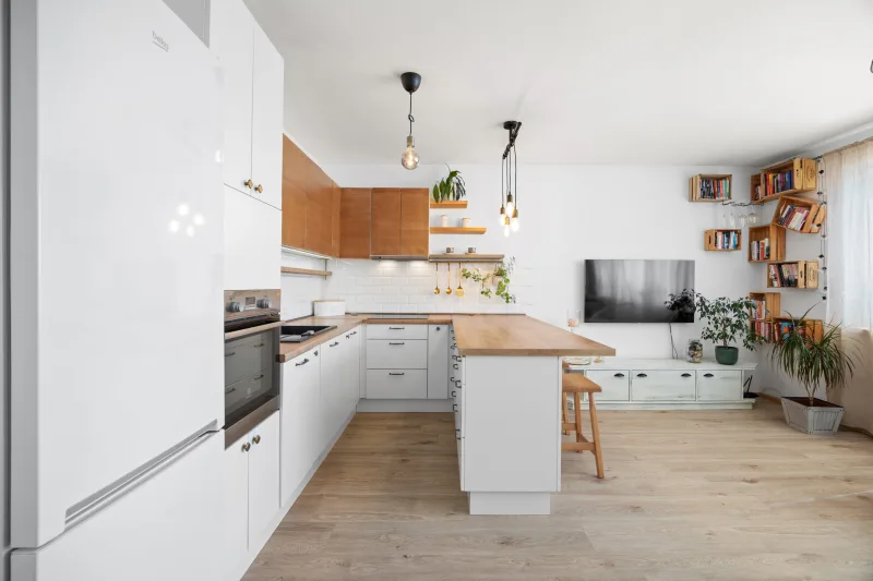 Príjemný a moderný 2-izbový byt s balkónom, klimatizáciou a parkovaním v cene