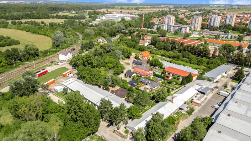 REZERVOVANÉ - Komerčný areál s halou, kanceláriami a rodinným domom v meste Holíč