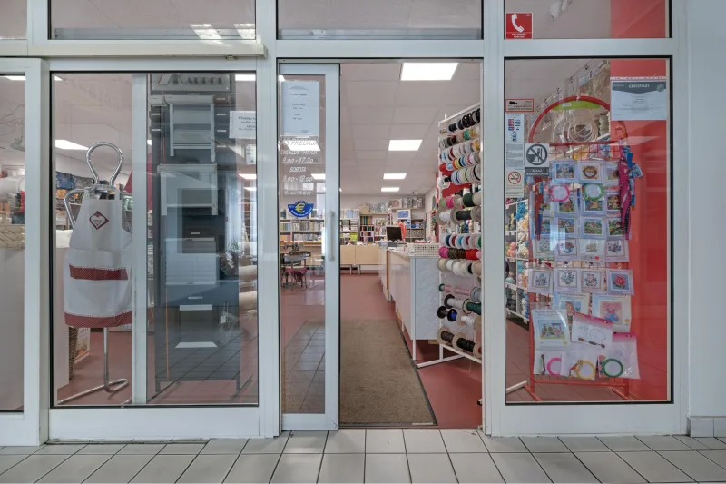 Priestranný obchodný priestor v centre Malaciek s množstvom skladových priestorov