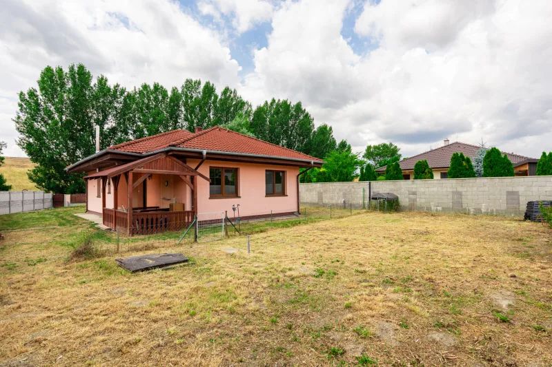 Zrekonštruovaný 3-izbový rodinný dom priamo pri hrádzi, len 25 minút od Bratislavy.