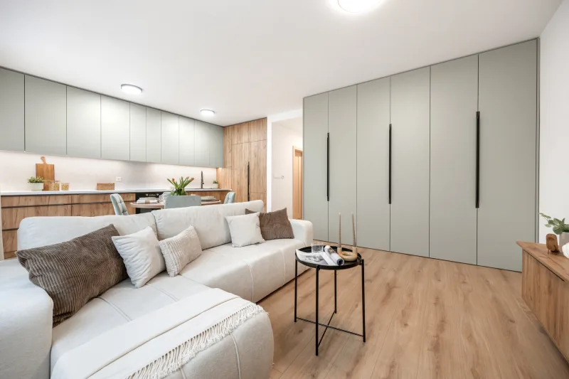 Novo zariadený, kvalitne vybavený 3-izbový byt s dvomi balkónmi a parkovaním na prenájom vo Hviezdoslavove